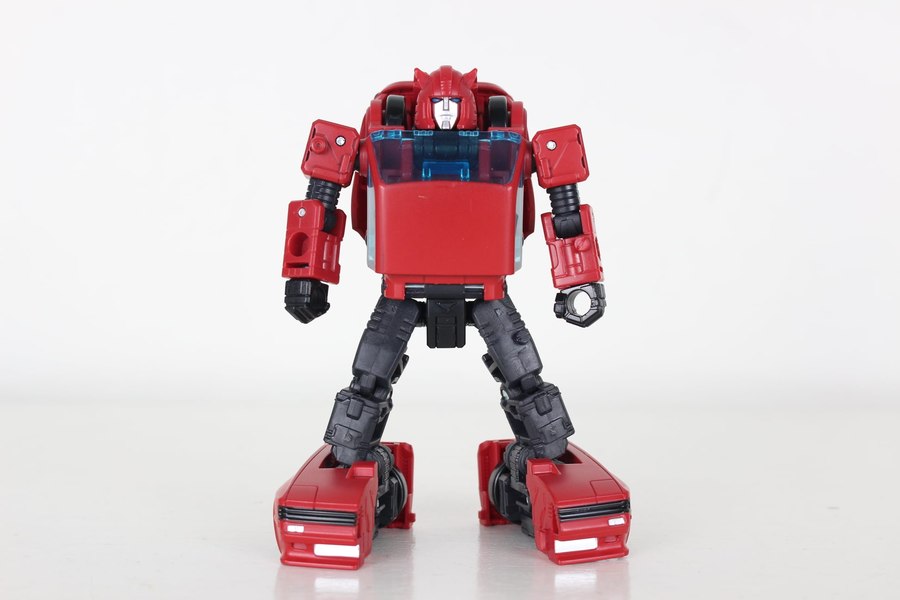 Earthrise Cliffjumper In Hand Photos And More Size Comparisons 02 (2 of 12)